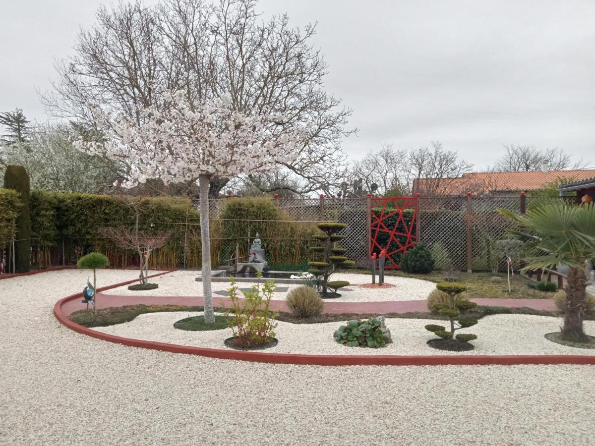 Une Pause Quelque Part Au Jardin Des Erables Et Des Niwakis Saint-Medard-de-Guizieres Eksteriør billede