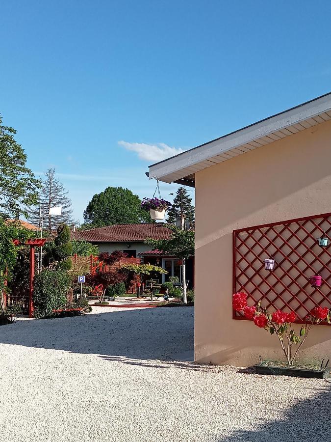 Une Pause Quelque Part Au Jardin Des Erables Et Des Niwakis Saint-Medard-de-Guizieres Eksteriør billede