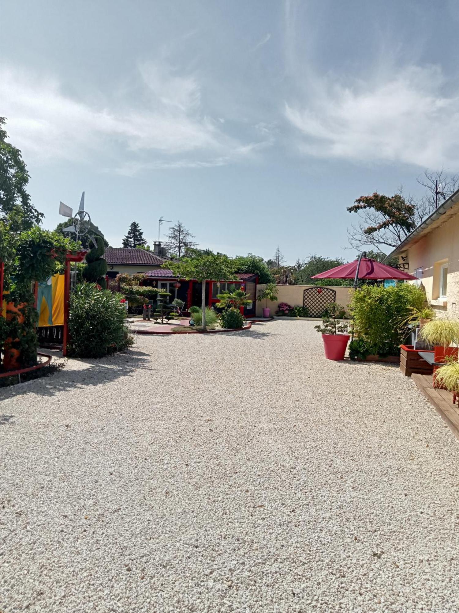 Une Pause Quelque Part Au Jardin Des Erables Et Des Niwakis Saint-Medard-de-Guizieres Eksteriør billede