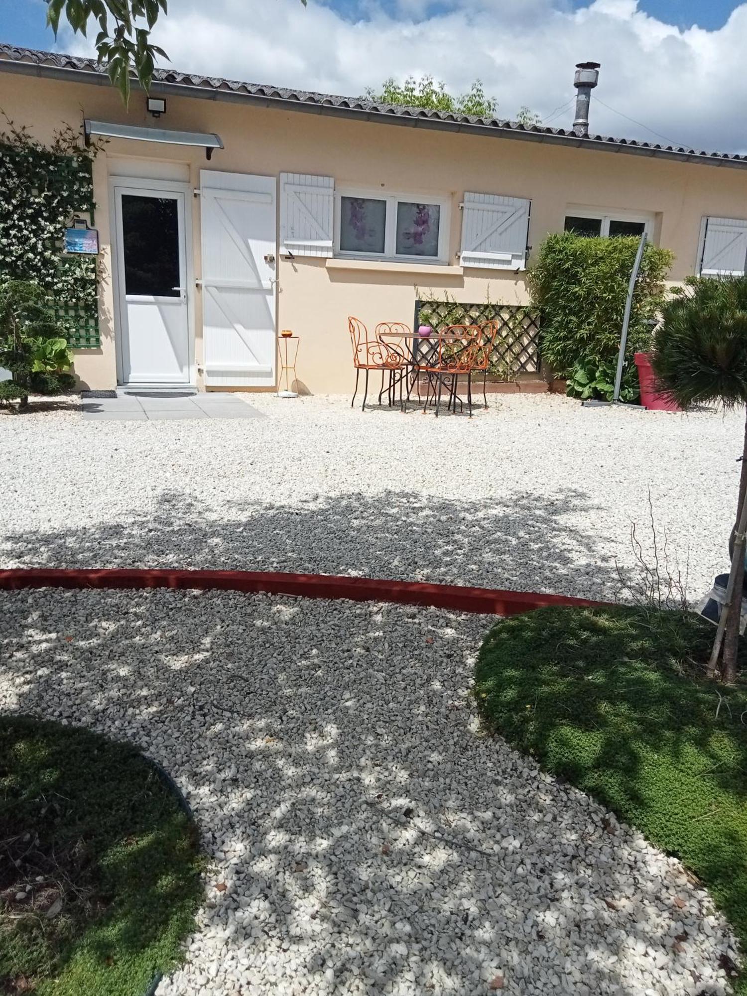 Une Pause Quelque Part Au Jardin Des Erables Et Des Niwakis Saint-Medard-de-Guizieres Eksteriør billede