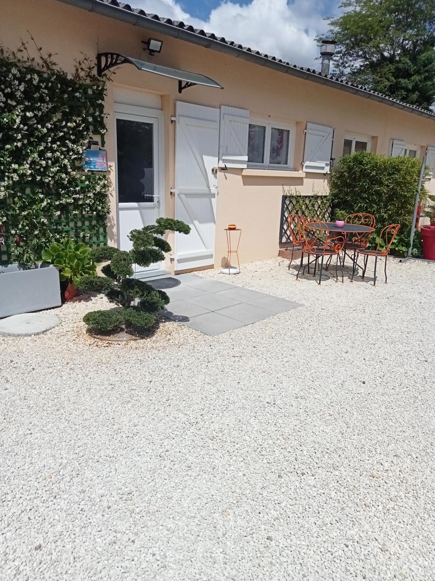 Une Pause Quelque Part Au Jardin Des Erables Et Des Niwakis Saint-Medard-de-Guizieres Eksteriør billede